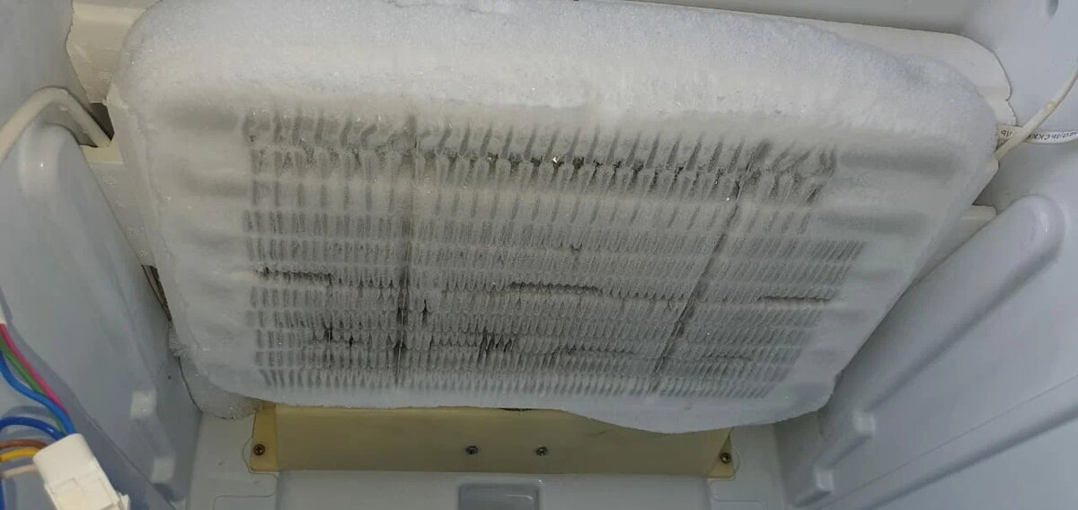 Такая наледь на испарителе холодильника говорит о проблеме с узлами No Frost (может быть проблема с ТЭНом, таймером или дефростером и др.)