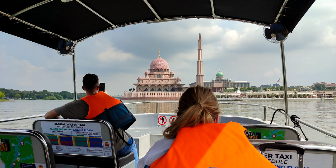 Прокатились на водном такси в Путроджайе. Малайзия.