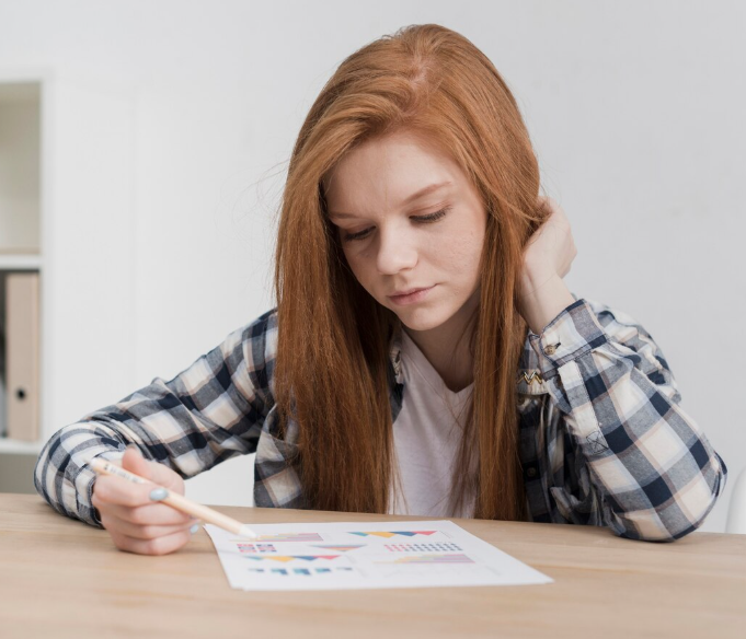Источник изображения: https://www.freepik.com/free-photo/close-up-cute-young-woman-reading-paper_6651867.htm
