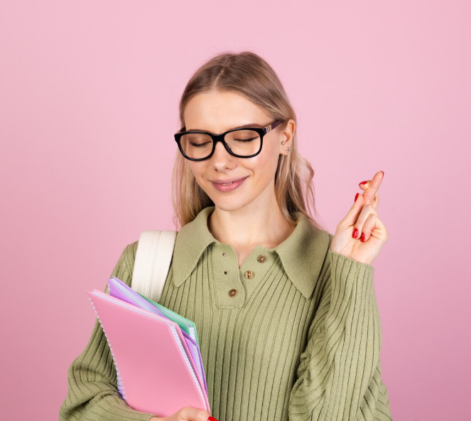 Источник изображения: https://www.freepik.com/free-photo/pretty-european-woman-casual-sweater-pink-wall_13996690.htm