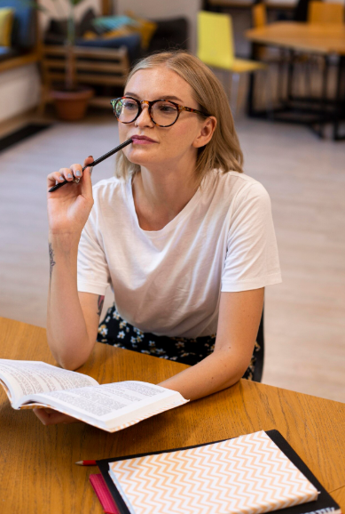 Источник изображения: https://www.freepik.com/free-photo/pretty-young-girl-thinking-library_10815066.htm