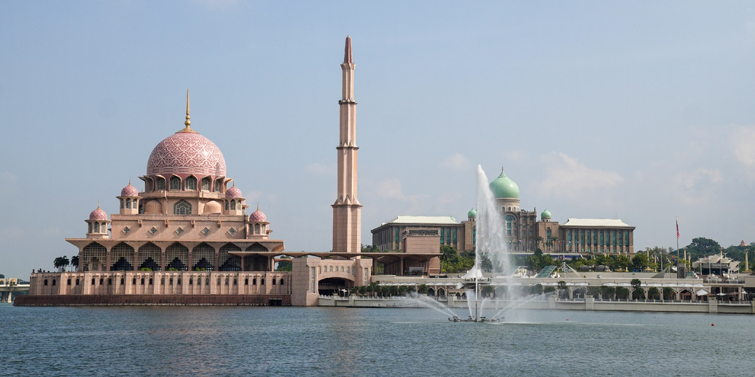 Мечеть Путра — визитная карточка Путроджайи. Малайзия.