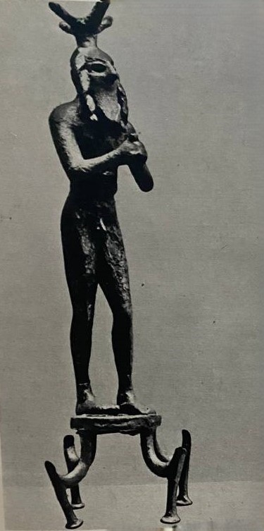 Медная статуэтка обнаженного мужчины; период ранних шумерийских городов-государств, до 2500 г. до н. э. Держит перед собой маленький жертвенный сосуд