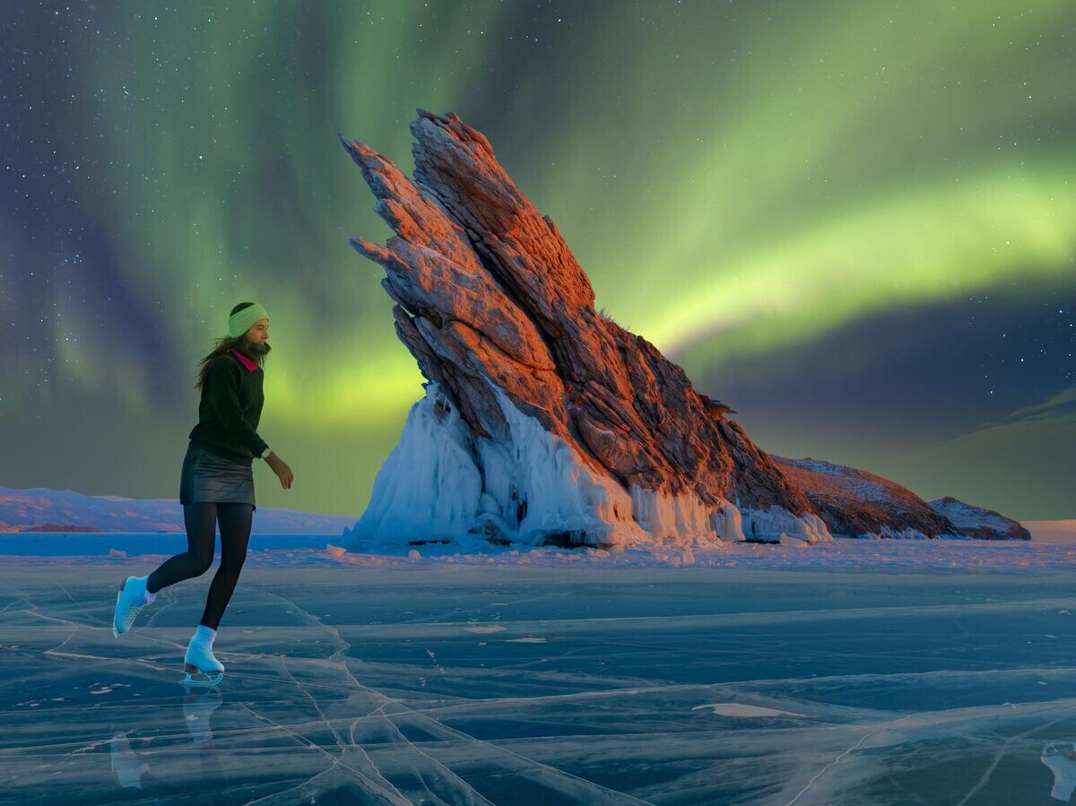    Девушка катается на коньках по озеру Байкал | © Getty Images / murat4art