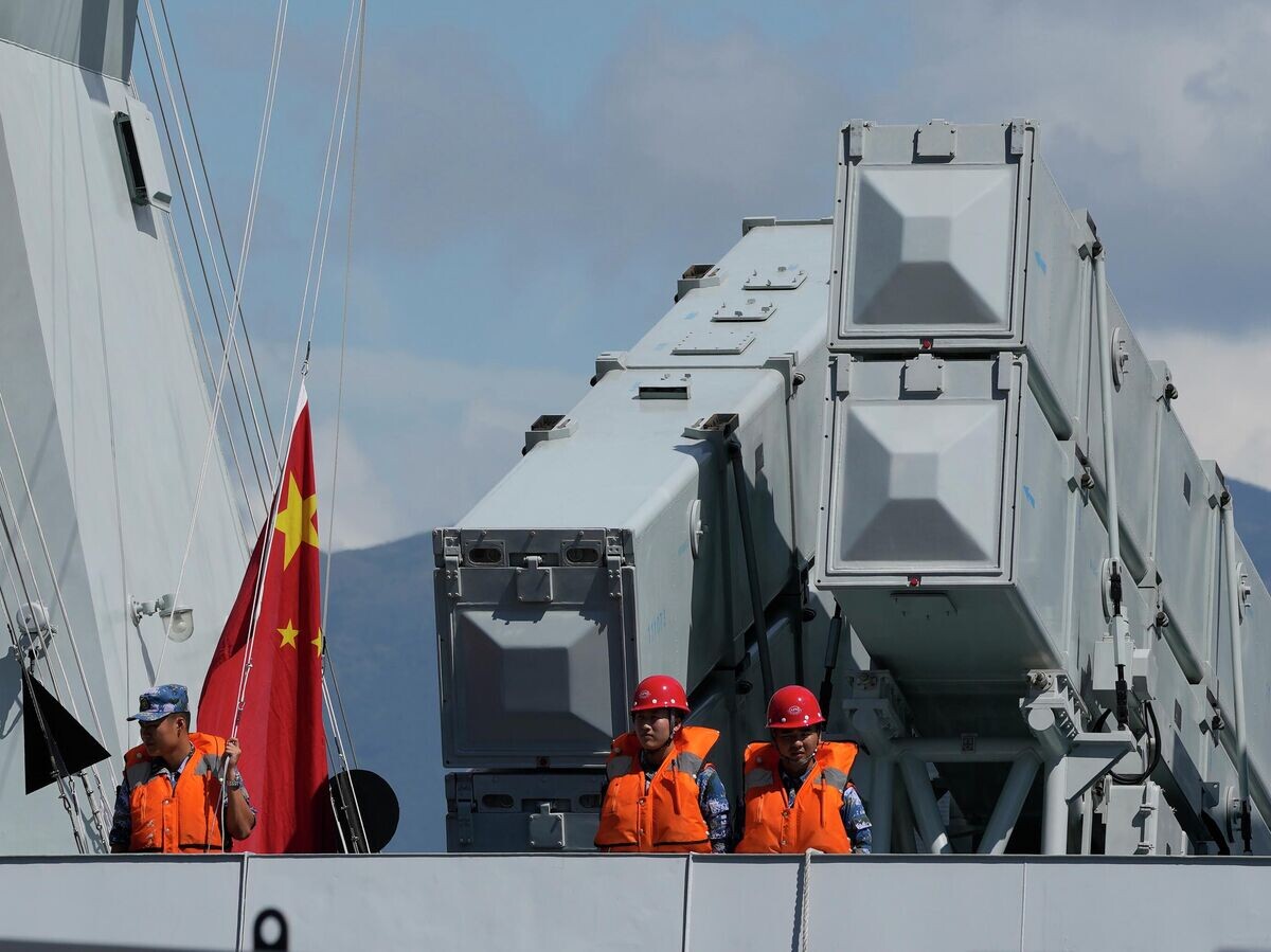    Моряки ВМС Народно-освободительной армии Китая на палубе ракетного фрегата "Циньчжоу" | © AP Photo / Kin Cheung
