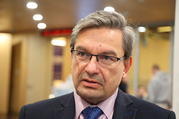    Михаил Онуфриенко: «Огромные клещи, которые охватывают весь запорожский фронт, и тот же самый единственный сегодня крупный укрепрайон Орехов, на который опиралась оборона противника, постепенно берется в клещи».   
Фото: «БИЗНЕС Online»