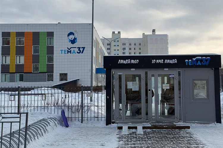    Мотив нападения ребенка выясняется. Некоторые телеграм-каналы сообщали о том, что мальчик мог запланировать нападение после трагической гибели одноклассницы.   
Фото: Регина Шафиева