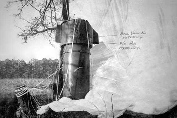 Одна из двух упавших атомных бомб, спустившаяся на парашюте / U.S. Air Force   📷