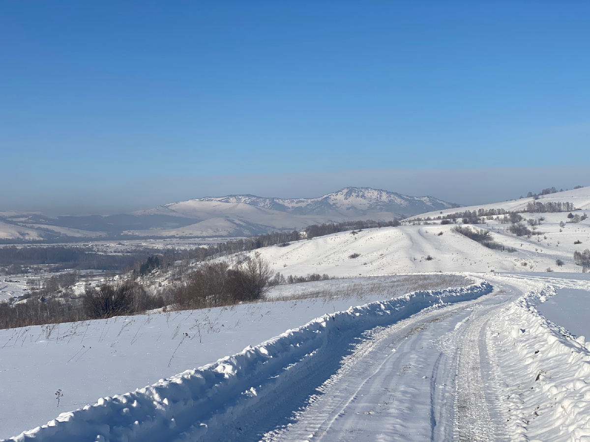 Дорога по которой самоотверженно движется техника, воплощая мечты в реальность.