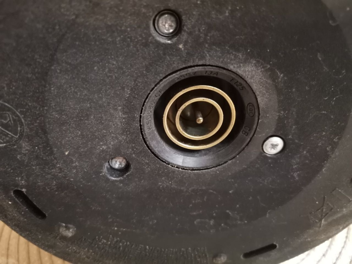 Снимаем нижнюю крышку чайника, открутив 3 самореза