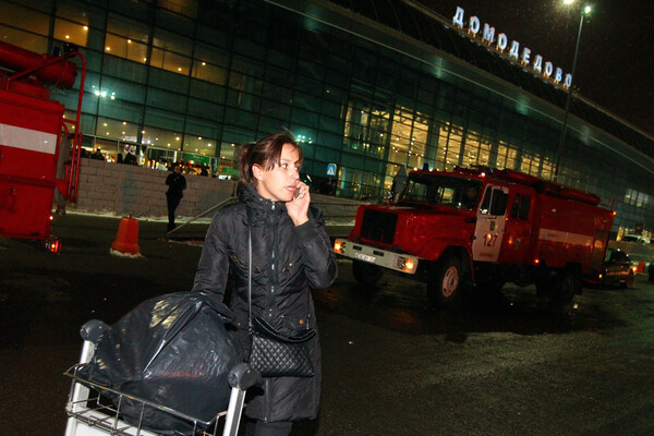 Пассажирка с багажом на территории аэропорта Домодедово в первые часы после взрыва, 24 января 2011 года / Андрей Стенин/РИА Новости   📷