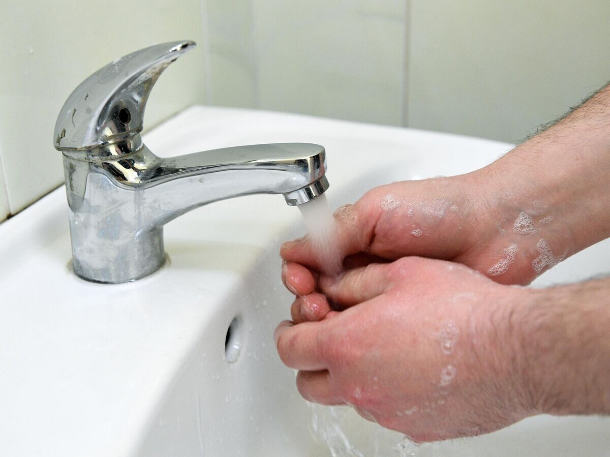    Человек моет руки под краном | © РИА Новости / Нина Зотина