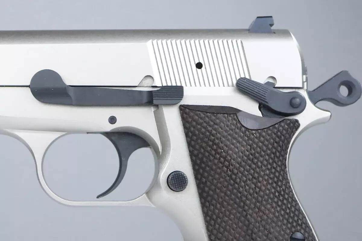 Пистолет Inglis P-35 N выполнен в традиционном стиле Hi Power, но, в отличие от других моделей, в нём отсутствует предохранитель, который бы блокировал магазин, что часто подвергается критике.