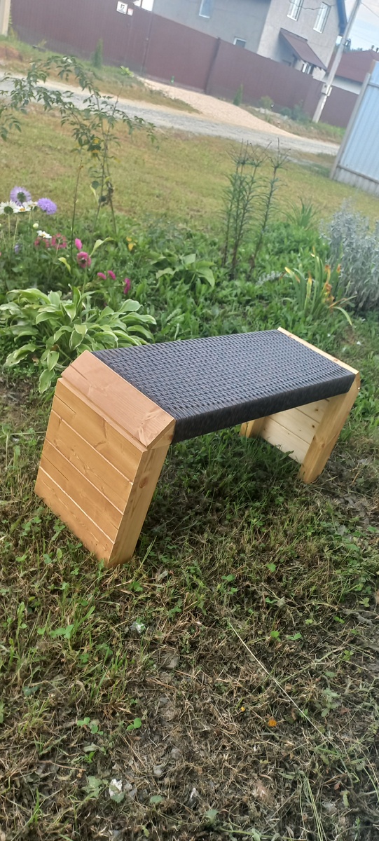 Скамья из искусственного ротанга.
