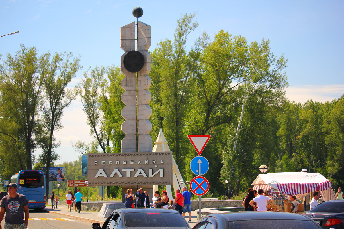 Стела на въезде в Республику Алтай