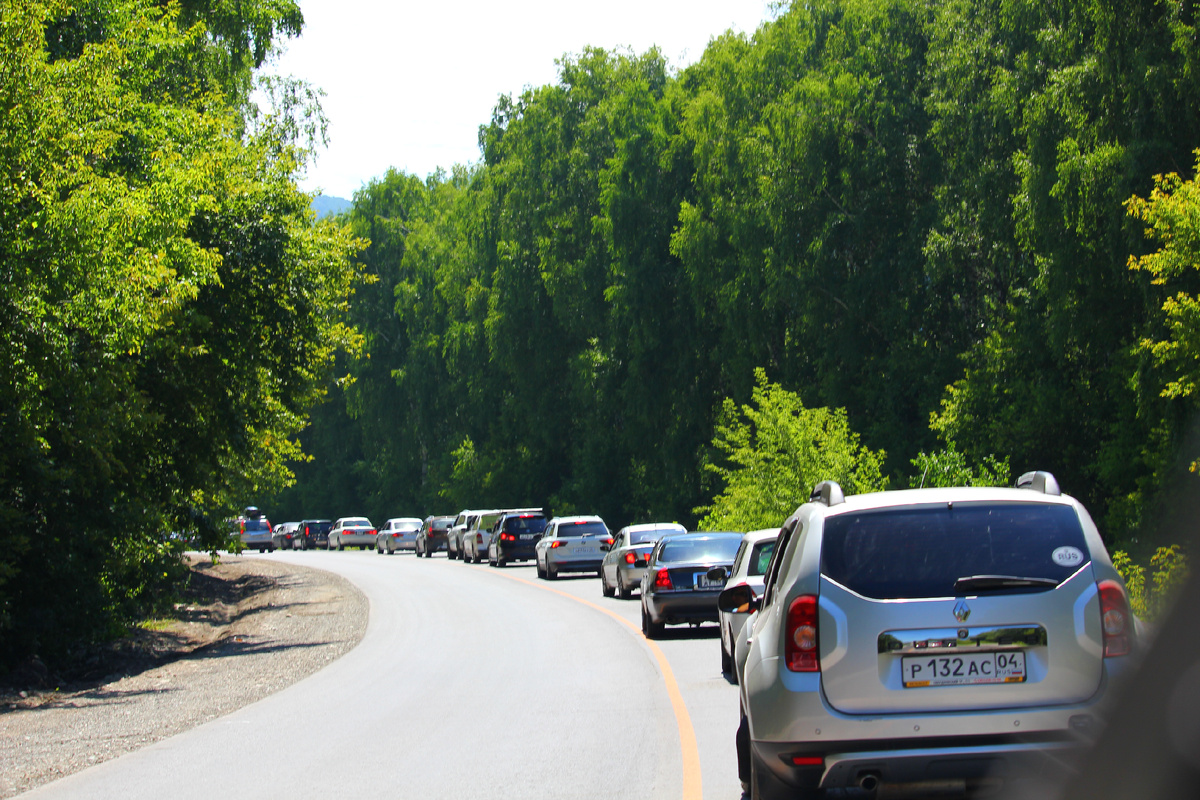 Пробка по пути в Чемал по Чуйскому тракту