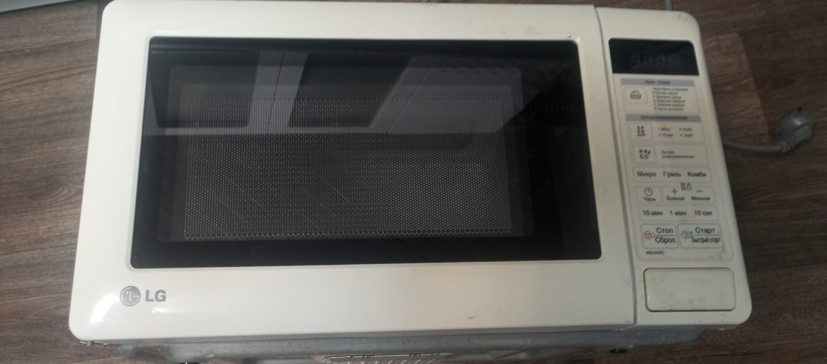 Вот такой она была до разбора . Уже не работает. По этому выкинули. Хорошего не выкидывают. Приступа ем к взвешиванию. 