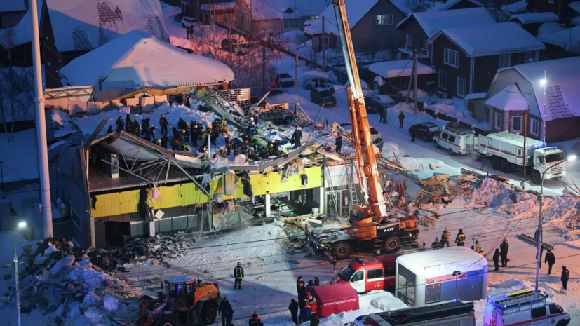 На место трагедии прибыло около 100 спасателей МЧС и 33 спец.автомобиля. 