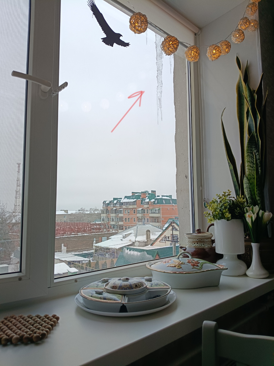 Длиннющую сосульку видите? Сижу кофе пью и любуюсь..