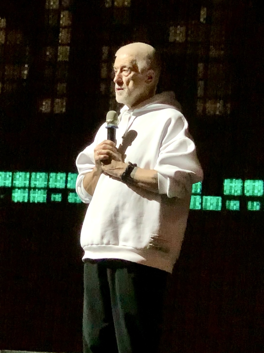 Эдуард Бояков со вступительным словом перед спектаклем 