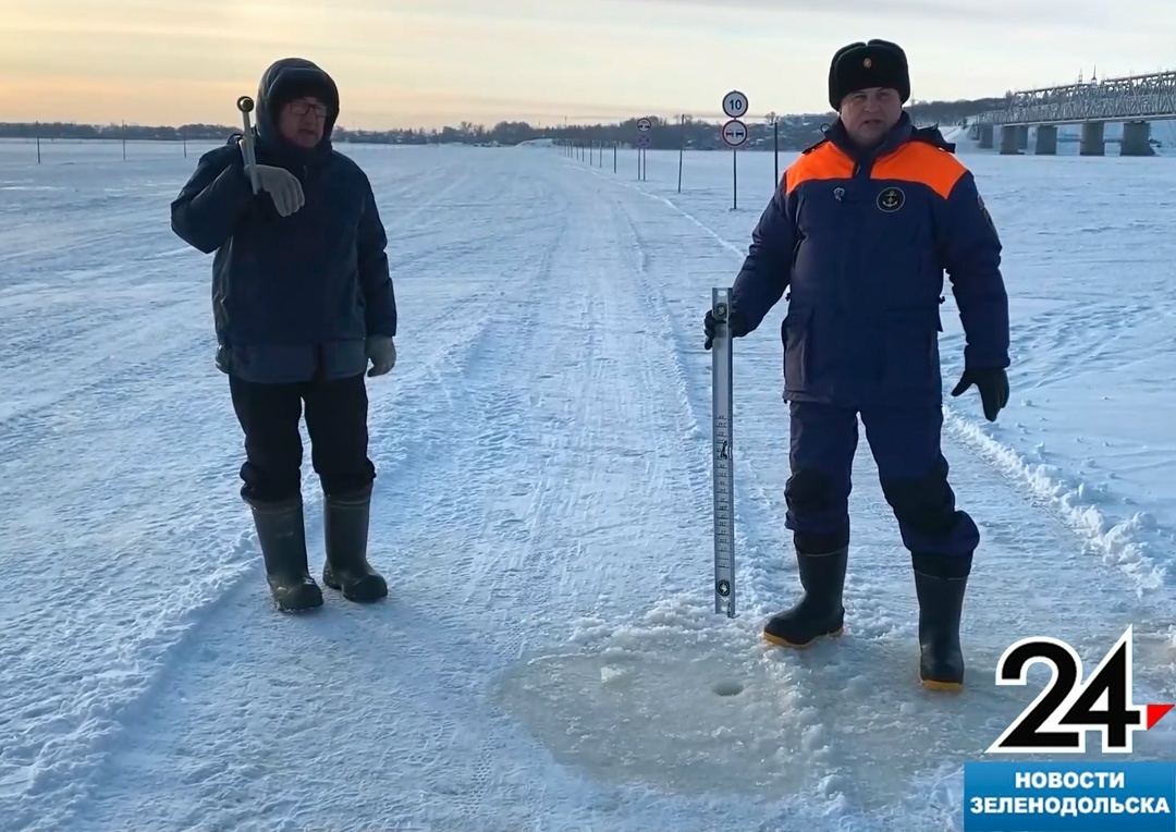 Сейчас толщина льда достигла безопасных 30 сантиметров — этого достаточно, чтобы выдержать поток машин.