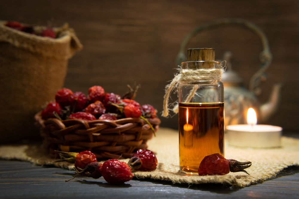    Масло из семян шиповника не так популярно, как отвары и настои плодов, но не менее полезно