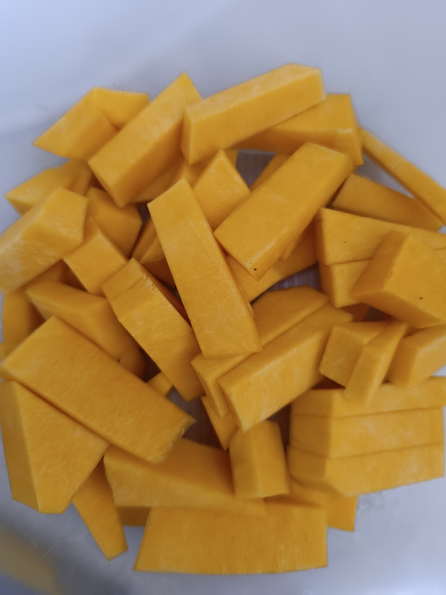 Свежую тыкву можно нарезать дольками и есть свежей. Как морковь и седльдерей подают в ресторан и на кейтеринге в качестве закуски