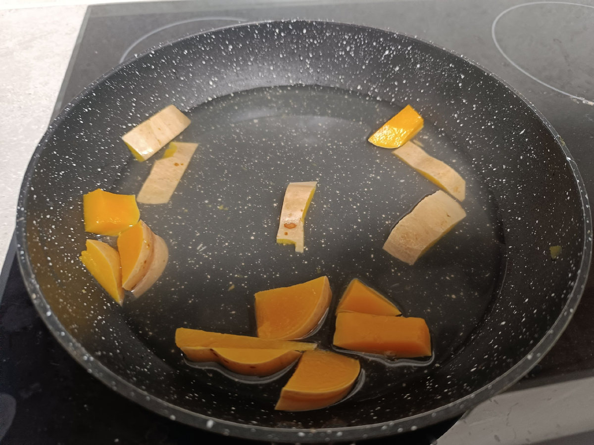 Тыкву можно готовить в кожуре. Как картошку в мундирах. Долго не варите и не тушите. Лучше выключите плиту и дайте минут 5-10 потомиться. Длительная готовка забирает энернию не только кухни и хозяйки, но и полезного продукта.