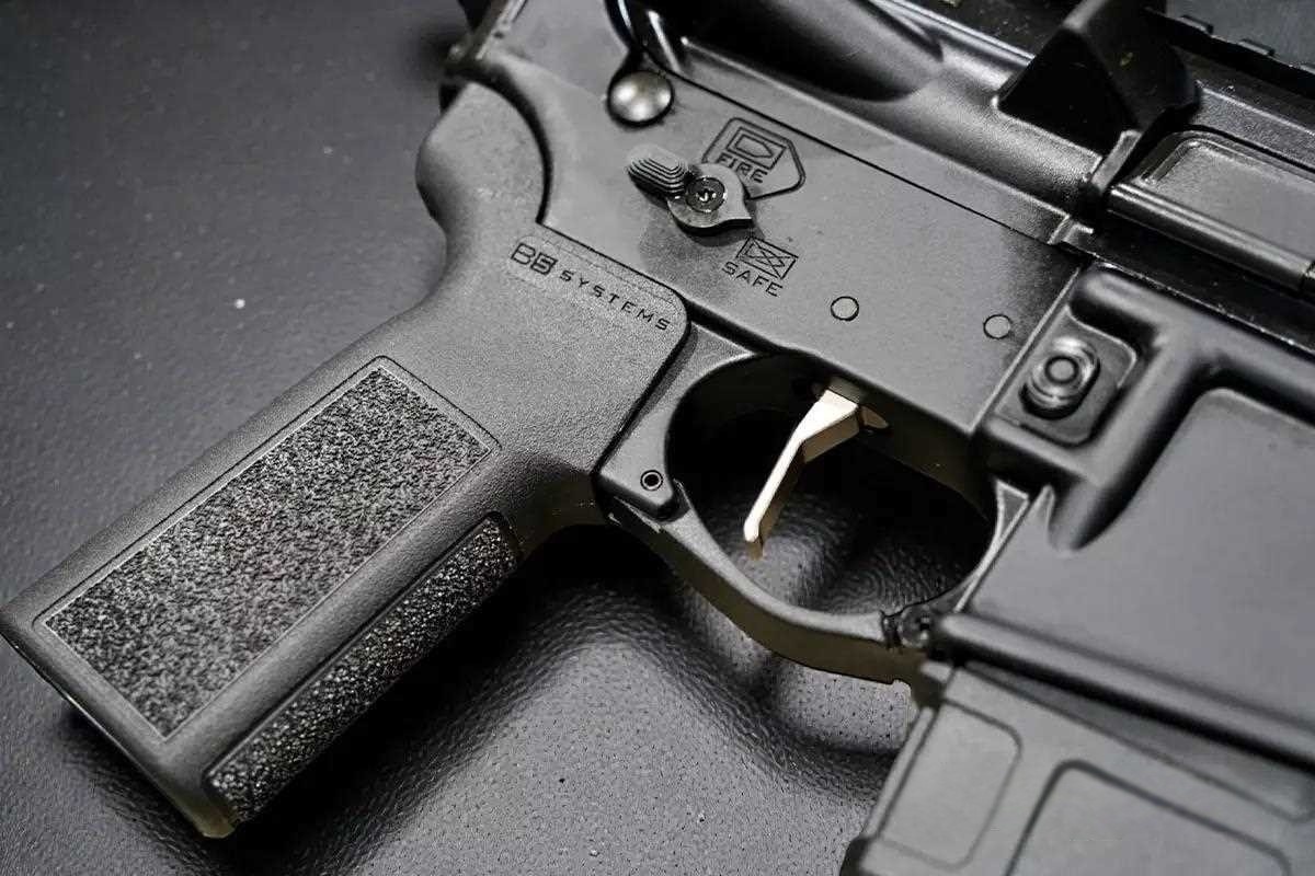 Элементы управления и функциональные особенности новинки полностью соответствуют современным тенденциям, характерным для новейших моделей винтовок SAINT Victor. В частности, рукоятка B5, переключатель предохранителя, установленный под углом 45 градусов, и спусковой крючок с плоским никелированным покрытием.