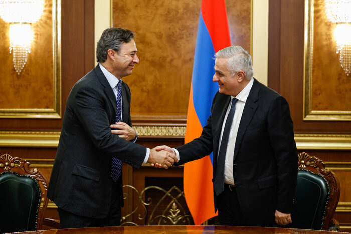   Мгер Григорян и Мартин Эрнекян подписали пятое дополнение к договору о концессионном управлении аэропортом «Звартноц». Фото: сайт Правительства Республики Армения.