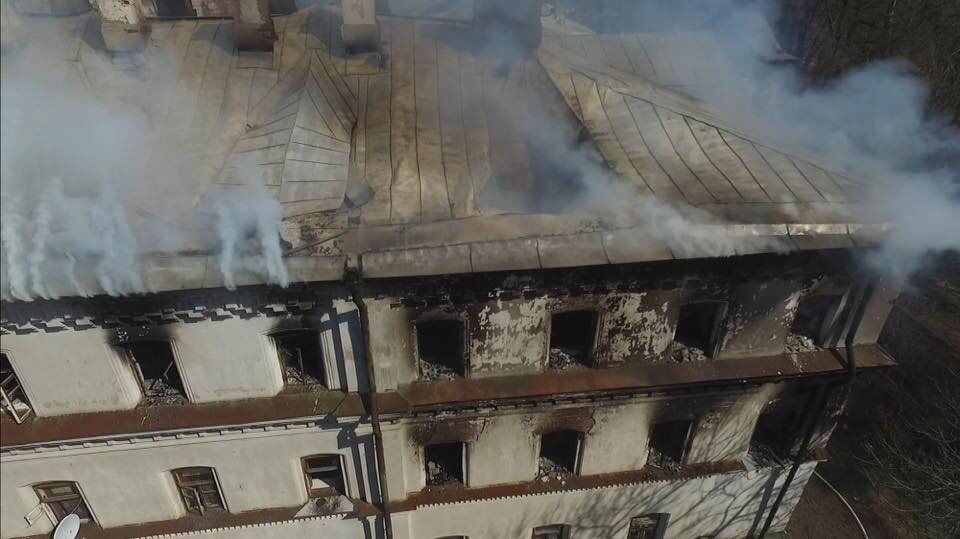 На фото: второй этаж – гостиница «Зимняя», третий этаж – «Школа», четвертый этаж (крыша) – гостиница «Мансарда»