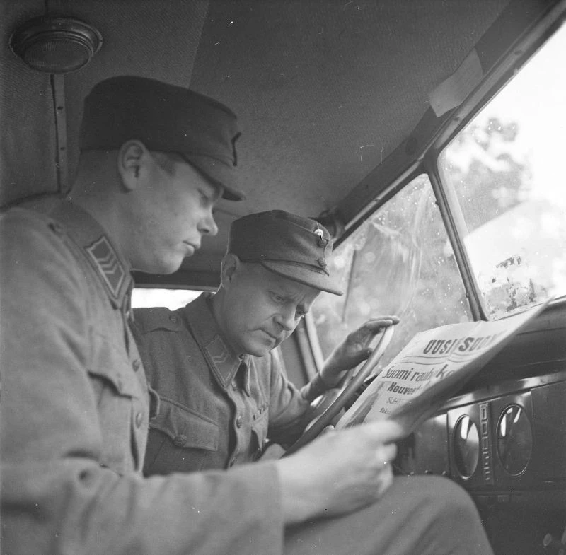 Финские солдаты читают статью в газете «Новая Финляндия» о заключении перемирия с СССР. Ребят можно понять. Они два раза воюют с Советским Союзом и оба раза «побеждают» на русских условиях...