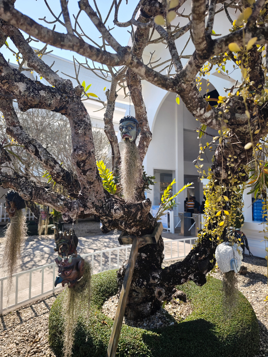 Своеобразные "украшения" перед входом на территорию храмового комлпекса