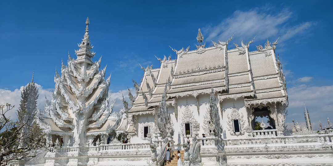 Я прошёл по мосту через ад с тысячами рук — это Белый храм в Чианг Рае.