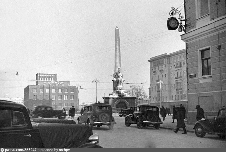 Вид на современную Тверскую площадь в январе 1940 года. Памятник - это монумент Советской Конституции, установленный в 1918-м. Автор фото: Н. Кубеев. С сайта www.pastvu.com. Конечно, найти много именно январских снимков 1940 года практически невозможно. Поэтому в статье будут в основном просто зимние фотографии этого периода.