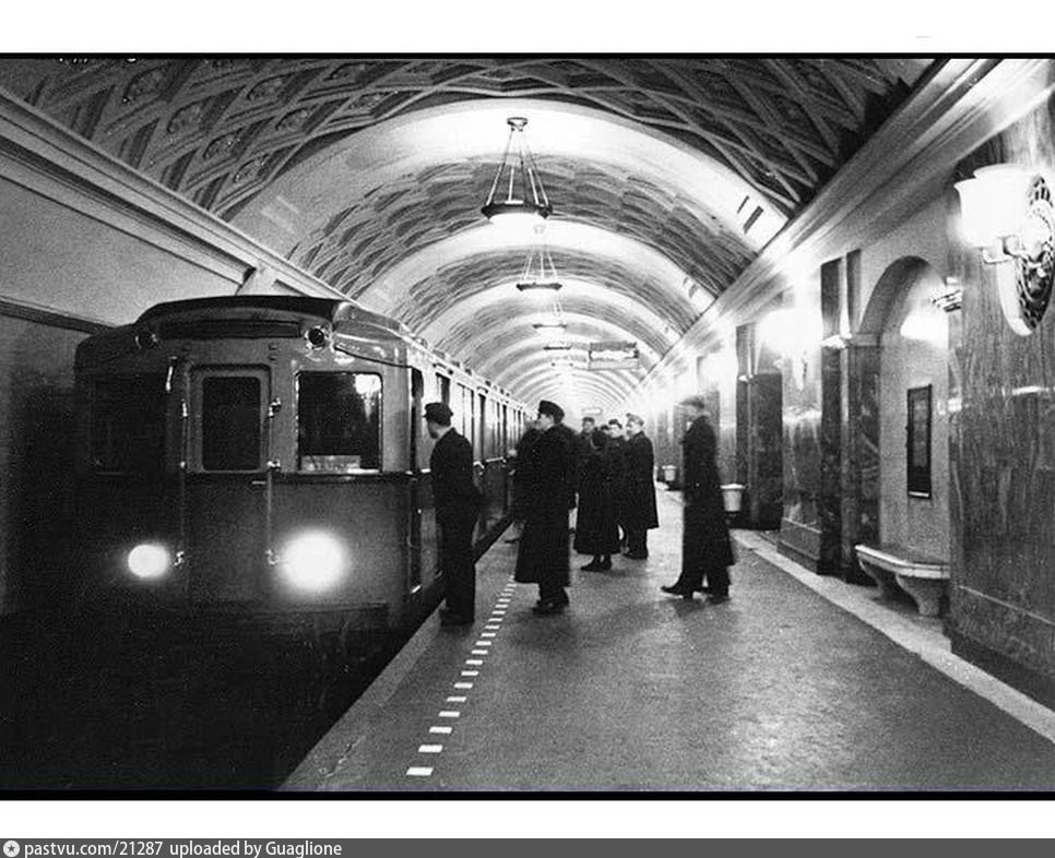 Станция "Курская" Арбатско-Покровской линии, 1940. С сайта www.pastvu.com.