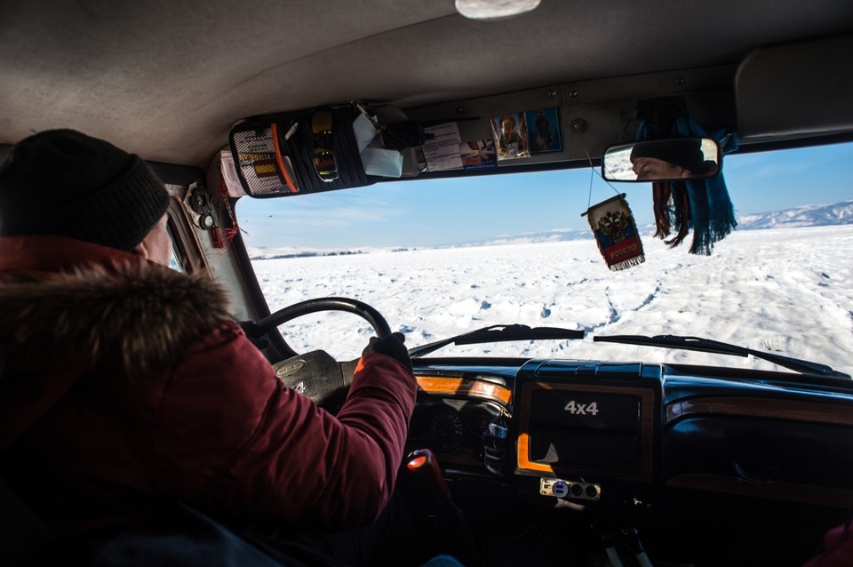    Ледовую переправу на Ольхон обустраивают на Байкале. Виктор ГУСЕЙНОВ
