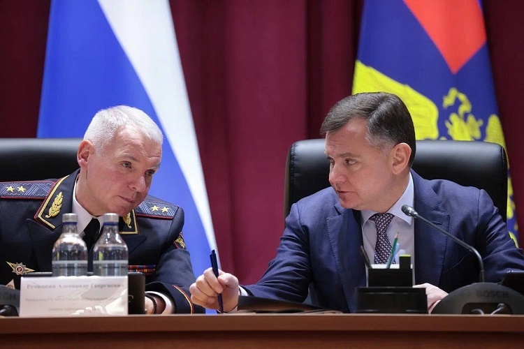    Слева направо глава донского главка МВД Александр Речицкий, губернатор Юрий Слюсарь/ ТГ-канал Юрия Слюсаря Редактор