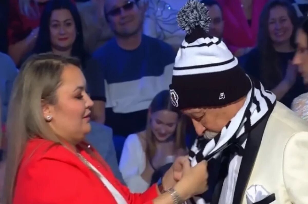    Акушерка из Челябинска подарила Якубовичу шапку и шарф ХК «Трактор»