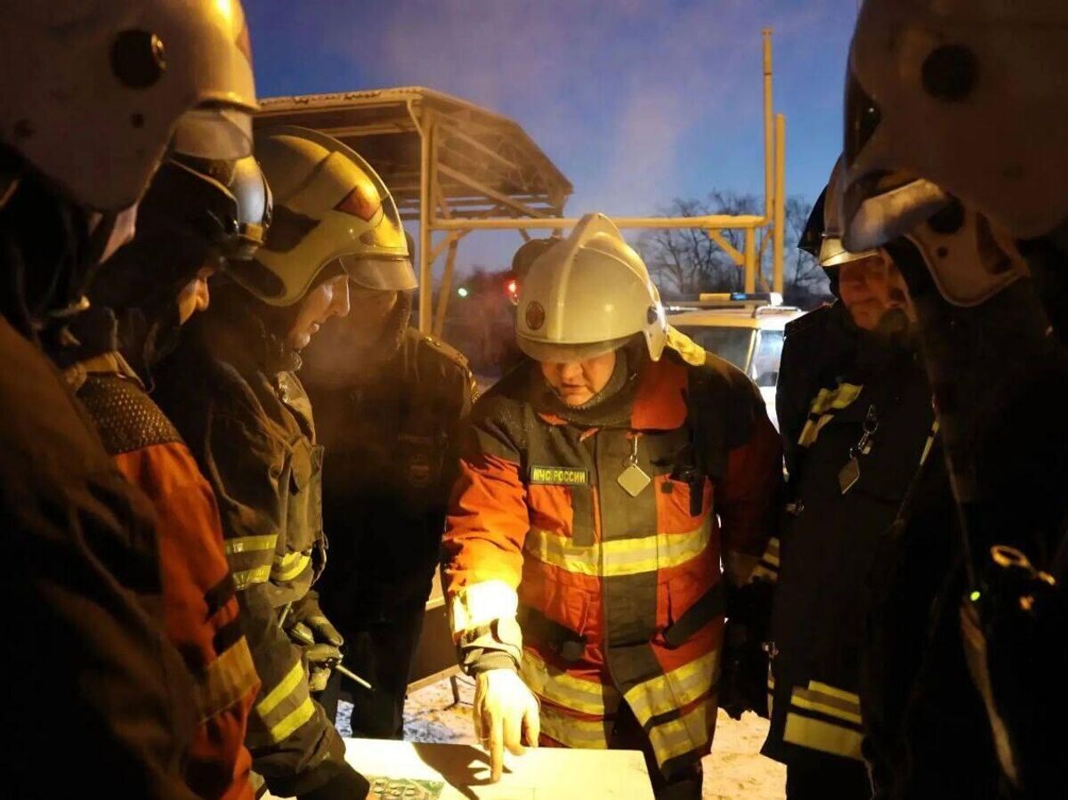    Спасатели работают на месте возгорания на нефтебазе в Пензе после падения обломков БПЛА | © Фото : пресс-служба губернатора Пензенской области