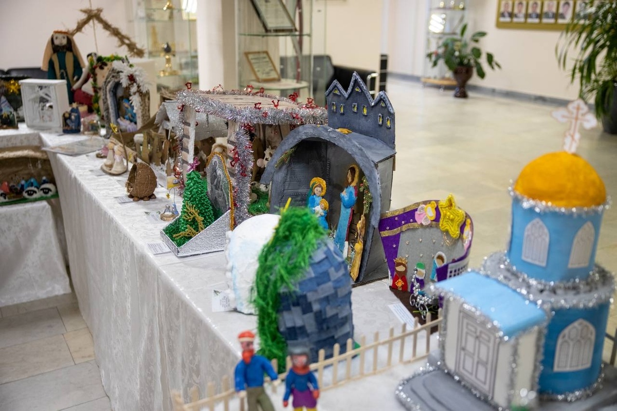    Митрополит Павел посетил выставку вертепов в Нижневартовском районе