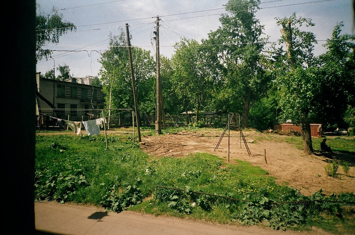 Фото 2003 года из окна на "бугор". Сразу после постройки нашего дома в 1961, по рассказам старших, тут еще были небольшие частные домики, потом снесли, ну и все благоустройство свелось к бельевым веревкам, столам, лазилке и гаражам. 
