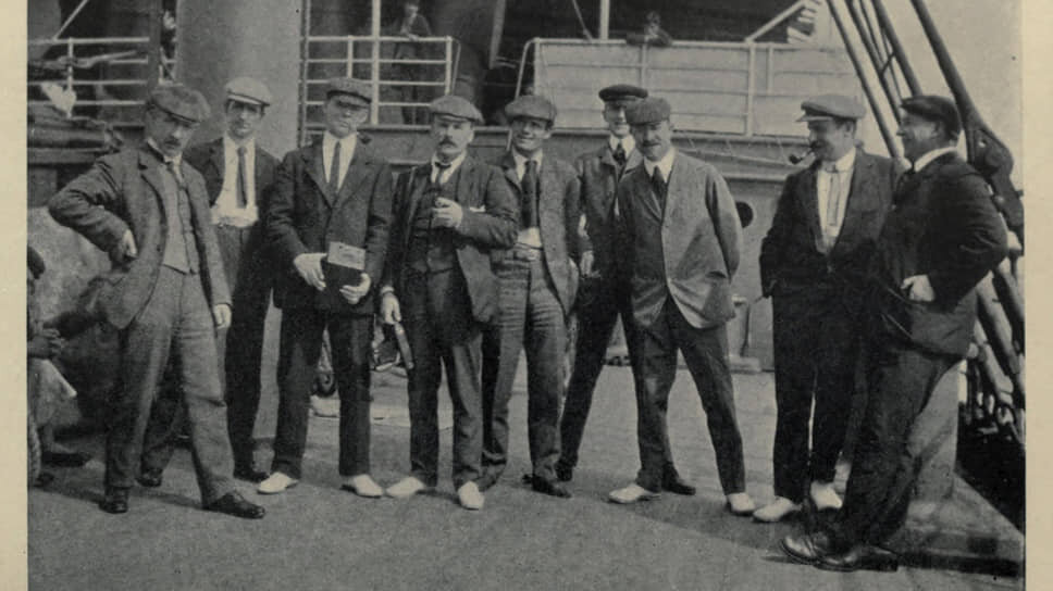Американские и британские журналисты на пароходе «Сибирь» по пути из Сан-Франциско в Японию. В скобках указаны издания, которые они представляли. Джеймс Х. Хэр (Collier’s Weekly), Роберт Л. Данн (Collier's Weekly), Инглис Шелдон-Уильямс (The Sphere), капитан Лайонел Джеймс (The Times), Джек Лондон (San Francisco Examiner), Фредерик Палмер (Collier’s Weekly), Персиваль Филлипс (Daily Express), Ричард Хардинг Дэвис (New York Herald).📷Фото: The Book of Jack London by Charmian London / Century Company