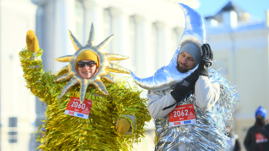 Солнце и луна Рождественского полумарафона: омичи рассказали, как создавали победные костюмы