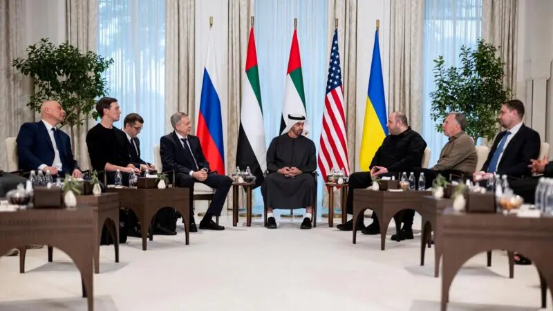 Канцелярия президента Объединенных Арабских Эмиратов позже предоставила эту фотографию с переговоров. Справа налево на ней сидят: глава Офиса президента Украины Кирилл Буданов, спецпосланник президента США Стив Уиткофф, секретарь Совета национальной безопасности и обороны Украины Рустем Умеров, президент ОАЭ и эмир Абу‑Даби Мохамед аль‑Зайед Аль‑Нахаян, начальник ГРУ Игорь Костюков и зять президента США Джаред Кушнер.