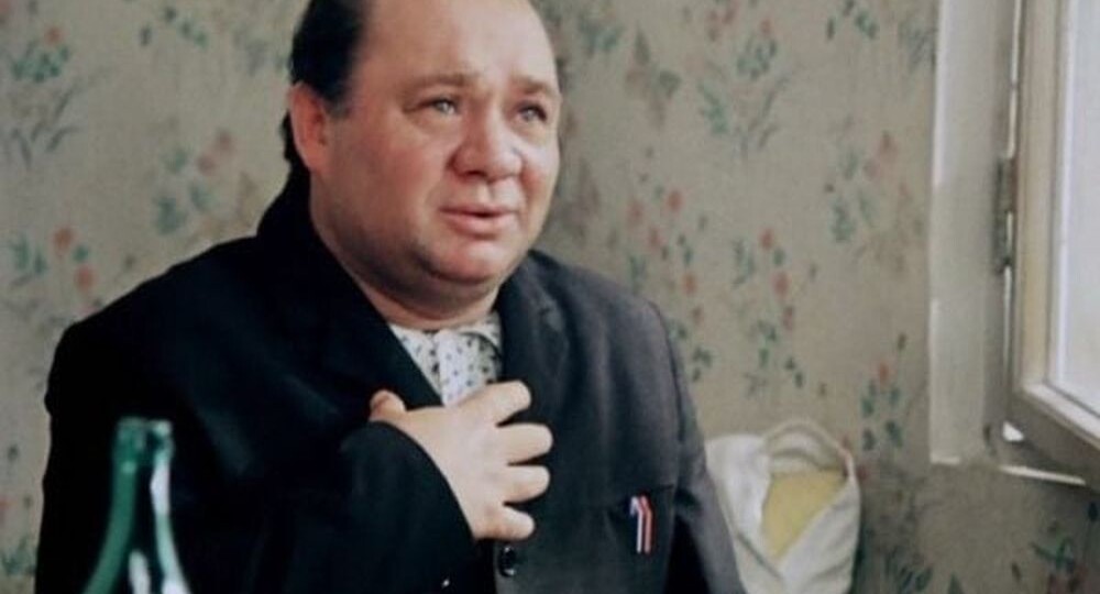 Тайна зажиточного Коли: поклонник, шабашка или всё сразу? Разбираем загадку «Афони»