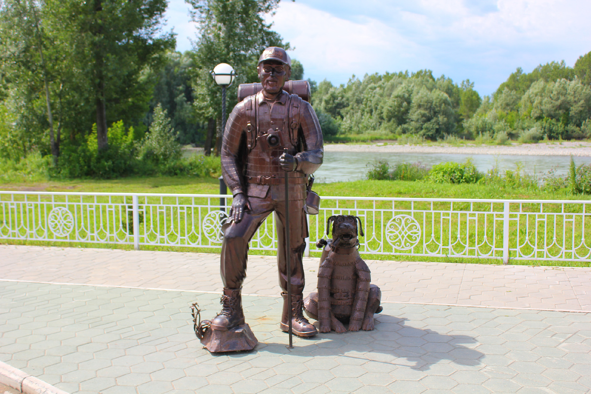 Памятник туристу у стелы Республики Алтай