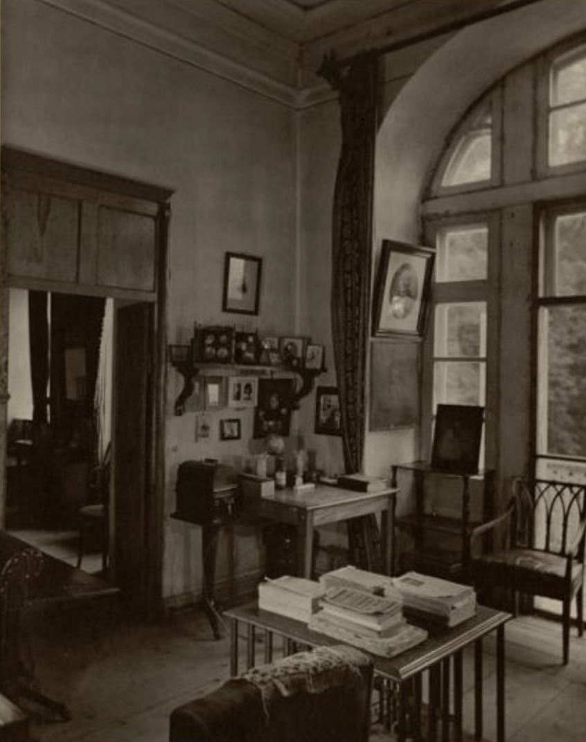 Часть кабинета Л.Н. Толстого, уголок с фонографом. 1928 год.  Государственный музей-заповедник Л. Н. Толстого