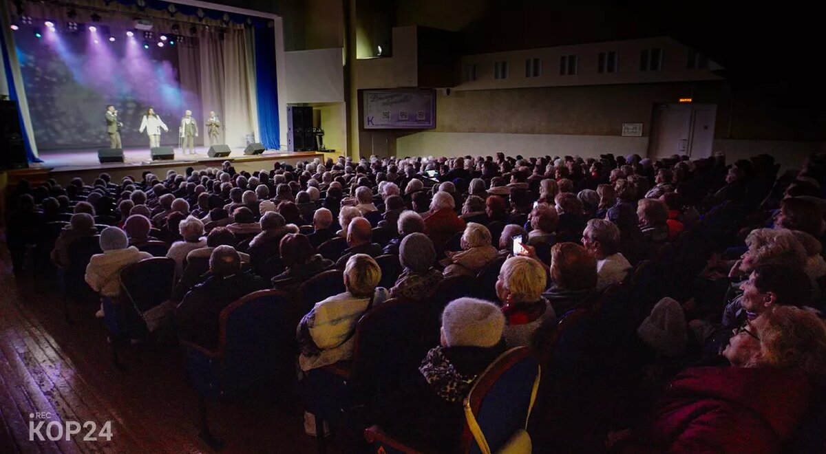 На фото артисты ВИА «Лейся, песня» - Владимир Калмыков, Анатолий Мешаев, Екатерина Ефименко, Николай Волегов. Фото Дмитрия Орловаи Николая Лахтионова.