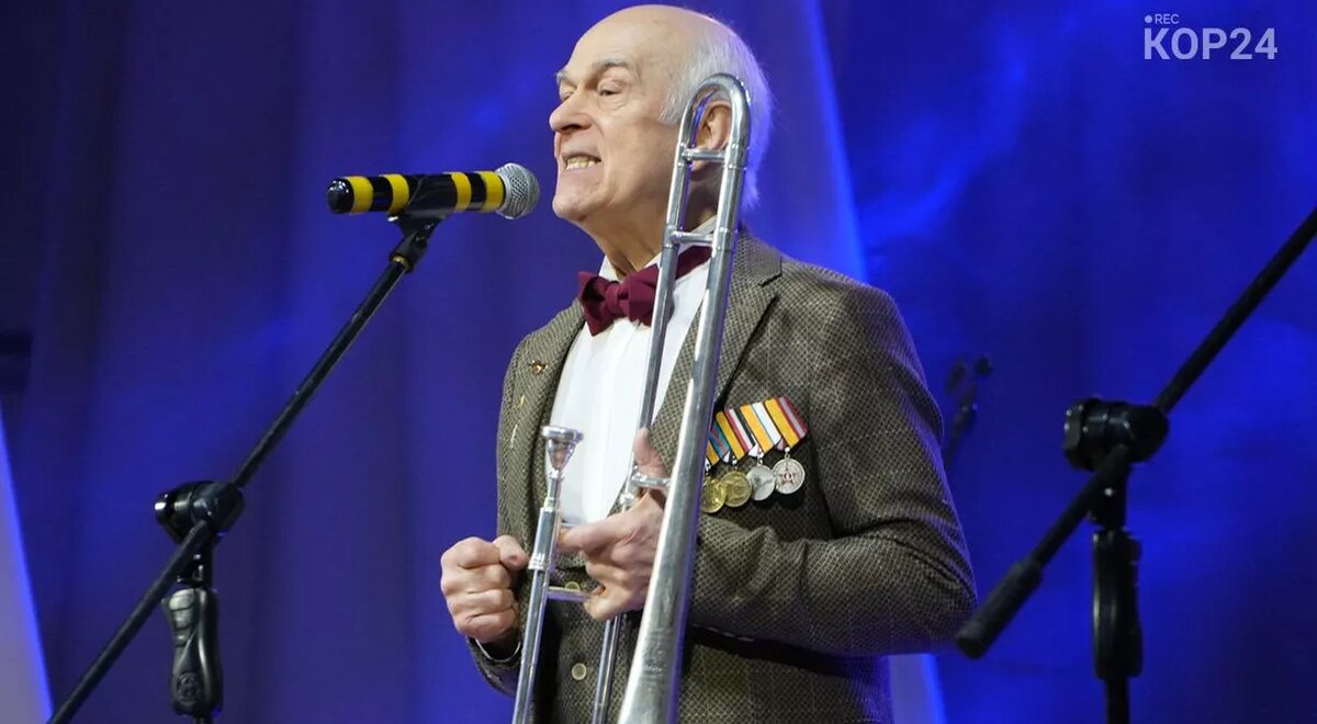 На фото артист ВИА «Лейся, песня» - Анатолий Мешаев. Фото Дмитрия Орловаи Николая Лахтионова.